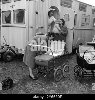 File d'attente des mères à la clinique mobile du Middlesex County Council janvier 1954 Banque D'Images