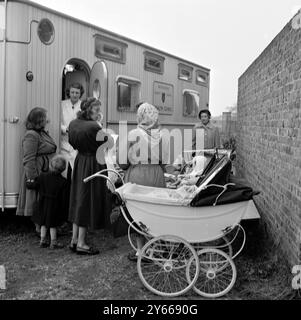 File d'attente à la clinique mobile du conseil du comté de Middlesex janvier 1954 Banque D'Images