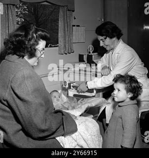 Middlesex County Council clinique mobile pour les mères et les bébés bébé pesé par un professionnel de la santé janvier 1954 Banque D'Images