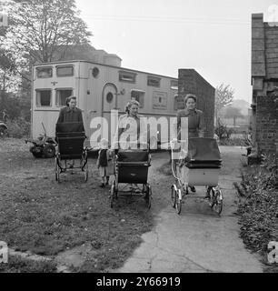 Les mères à la clinique mobile du Conseil du comté de Middlesex janvier 1954 Banque D'Images