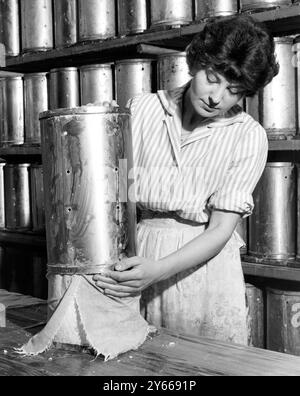 Colston Bassett and District Dairies Ltd fabrication de fromage - Stilton fromagerie à Colston Bassett , mise de liant sur le fromage le 17 septembre 1962 Banque D'Images