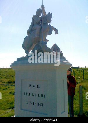 Écosse , Lambholm , Orkneys - Une statue de Saint George tuant le dragon qui a été faite par Domenico Chiocchetti , un prisonnier de guerre italien , pour se tenir debout sur la place du camp 60 - un camp de prisonniers de guerre italien pendant la seconde Guerre mondiale . Il a été construit à partir de béton autour d'une base de fil barbelé et de grillage - tous les déchets des travaux de construction dans le camp. ©TopFoto / Alan Smith Banque D'Images