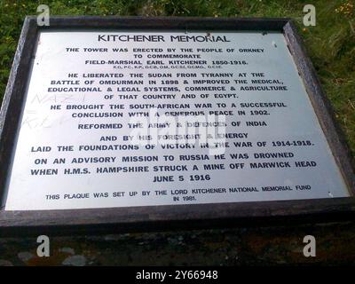 Écosse - les Orcades - Une plaque érigée par le fonds commémoratif Lord Kitchener en 1961 - on peut lire ; la tour a été érigée par les habitants des Orcades pour commémorer le comte Kitchener 24 juin 1850 - 5 juin 1916 . Il était un soldat britannique éminent au Soudan, pendant la seconde Guerre des Boers et la première Guerre mondiale. Il s'est noyé lorsque son navire a coulé à l'ouest des îles Orcades. ©TopFoto / Alan Smith Banque D'Images