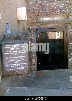 Scotland - The Orkneys - Login ' s Well in Stromness , South End , Orkney , Scotland , l L'inscription se lit comme suit : ' There Watered here the Hudson Bay Coy ' s Ships 1670-1891 . Résolution et découverte des navires du capitaine Cook 1780 . Les navires de Sir John Franklin Erebus et Terror on Arctic exploration 1845 . Aussi les navires marchands d'autrefois. Le puits a été scellé 1931 . ©TopFoto / Alan Smith Banque D'Images