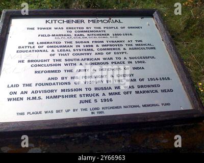 Écosse - les Orcades - Une plaque érigée par le fonds commémoratif Lord Kitchener en 1961 - la tour avec la plaque a été érigée par les habitants des Orcades pour commémorer Earl Kitchener 24 juin 1850 - 5 juin 1916 , qui était un maréchal britannique , homme d'État et diplomate . ©TopFoto / Alan Smith Banque D'Images