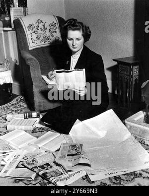 1951 - noter le livre de Winston Churchill en arrière-plan, et sur le sol à côté de MT, et le ton daté de la légende originale. Margaret Roberts (Thatcher To Be), 26 ans, ma, BSc, candidate conservatrice pour Dartford, qui était la plus jeune candidate de tous les partis lors de la dernière élection, est photographiée lorsqu'elle a commencé sa campagne de démarchage dans sa circonscription. Mlle Roberts, qui est considérée comme la plus belle des candidates conservatrices, lit également pour le Barreau pendant son temps libre. - 4 octobre 1951 Banque D'Images