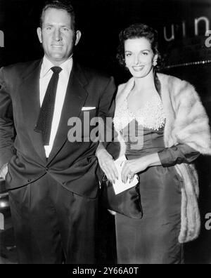 L'actrice Jane Russell et son mari Bob Waterfield étaient à la première du nouveau film Roman Holiday qui s'est tenu au Village Theatre ici. Le film met en vedette Gregory Peck et Audrey Hepburn. 19 septembre 1953. Banque D'Images