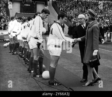 Finale de la FA Cup 1968 Everton contre West Bromwich Albion. La princesse Alexandra serre la main de Graham Williams, capitaine de West Bromwich Albion, avant le match. Le gardien de but, John Osbourne, est le prochain dans la file. 18 mai 1968 Banque D'Images