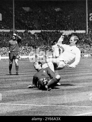 Finale de la FA Cup 1967 Tottenham Hotspur contre Chelsea. Frank Saul (à droite) de Spurs Slithers avec Alan Harris (au centre au premier plan) surveillé par son coéquipier, John Boyle. 20 mai 1967 Banque D'Images