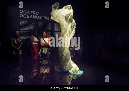 Musée de demain, Rio de Janeiro, Brésil. Visiteurs observant l'exposition Quatro Oceanos. Banque D'Images