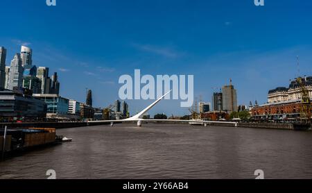 Buenos Aires, Argentine, 21-09-2024. Vue sur le pont des femmes -Puente de la Mujer- à Puerto Madero. Banque D'Images