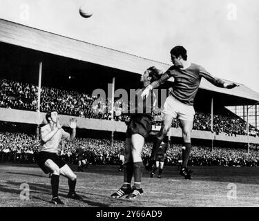 Coupe d'Europe 1968 1er tour Waterford contre Manchester United à Lansdowne Road. Photo montre : Brian Kidd de Manchester United obtient sa tête au ballon, mais l'envoie sur la barre dans cette coupe d'Europe premier tour de cravate de première jambe. 18 septembre 1968 Banque D'Images