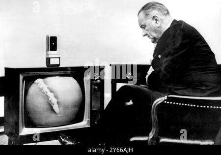 Washington, DC, États-Unis. 3 juin 1965. Le président Lyndon B. Johnson d'Amérique regarde le lancement des astronautes américains James McDivitt et Edward White sur un écran de télévision à la Maison Blanche. Banque D'Images