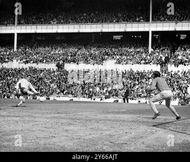 Tottenham Hotspur contre Coventry City le capitaine de Tottenham Dave Mackay frappe le gardien de but de Coventry Bill Glazier pour marquer le deuxième de la victoire de ses équipes 4-2 lors du match de première Division à White Hart Lane. 20 avril 1968 Banque D'Images