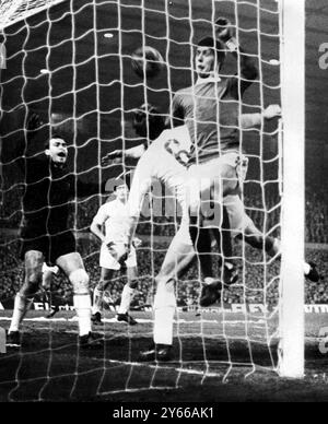 Demi-finale de la Coupe d'Europe Manchester United contre Real Madrid 1968 à Old Trafford. Brian Kidd de Manchester United finit dans le filet mais le ballon n'a pas franchi la ligne lors du match de première manche à Old Trafford. 24 avril 1968 Banque D'Images