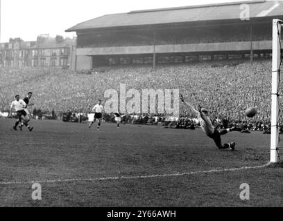 Écosse v Angleterre à Hampden Park, Écosse. Le gardien de but anglais, Ron Springett plonge mais est battu par ce grand tir de l’extérieur-droite, Leggat, qui a marqué le premier but de l’Écosse. 9 avril 1960 Banque D'Images