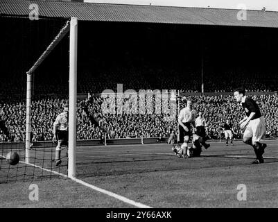 Angleterre v Écosse . Bert Williams de Wolverhampton Wanderers, gardien de but anglais, est blessé au sol alors que le troisième but de l'Écosse est marqué. L'Écosse a gagné 3-2. Les joueurs d'Angleterre (maillots blancs, gauche à droite) Capitaine, Billy Wright (Wolves) ; J Froggatt, de Portsmouth; Bert Williams (au sol) ; W Eckersley (Blackburn Rovers). À droite se trouve l Reilly, en Écosse, au centre-avant. 14 avril 1951 Banque D'Images