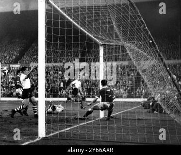 Angleterre v pays de Galles à Wembley. Cinquième but de l'Angleterre marqué par Jimmy Greaves de Chelsea, deuxième à droite. Les autres joueurs sont Mel Nurse (Swansea Town) pays de Galles, la moitié centrale (derrière), Bobby Smith (Tottenham Hotspur), l'attaquant central de l'Angleterre, Jack Kelsey (Arsenal), le gardien du pays de Galles, et en filet, Graham Williams (West Bromwich Albion) et l'arrière gauche du pays de Galles. 23 novembre 1960 Banque D'Images