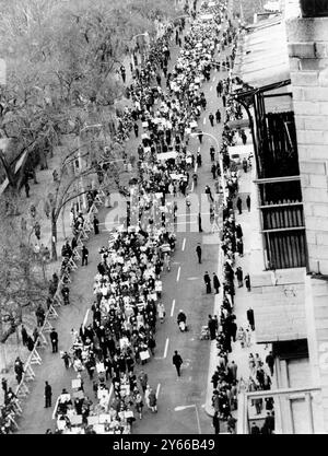 Des milliers de manifestants anti-Viet Nam défilent devant la 86ème rue sur la Cinquième Avenue le 26 mars lors d'une grande manifestation. Plus de 10 000 personnes ont pris part au défilé alors que des centaines d'objecteurs étaient massés sur les trottoirs avec des panneaux désobligeants - 29 mars 1966 Banque D'Images