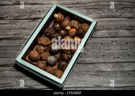 Une boîte avec une grande variété de bonbons au chocolat. Banque D'Images