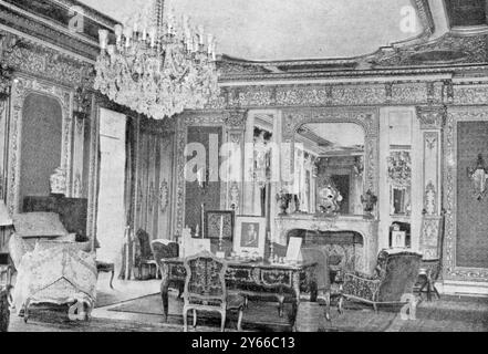 Remarquable pour sa sculpture et sa décoration ornées, et un magnifique lustre : le Drawing Room à Polesden Lacey, près de Dorking, Surrey. 28 avril 1923 Banque D'Images