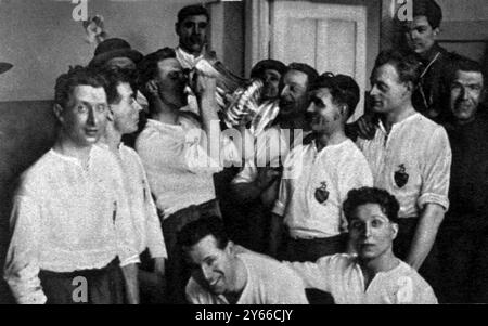 1926 FA Cup final Bolton buteur du but gagnant et du premier but frappé dans une égalité de coupe à Wembley (en 1923) d Jack buvant une santé de victoire de la coupe parmi ses camarades 1926 Banque D'Images