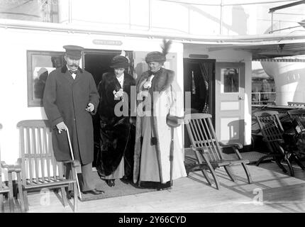 Autriche de gauche à droite l'archiduc Franz Ferdinand d'Autriche, la comtesse Baillet de Latour, la duchesse de Hohenberg, sur le pont du vapeur Manche 'le Nord'. 1913 Banque D'Images