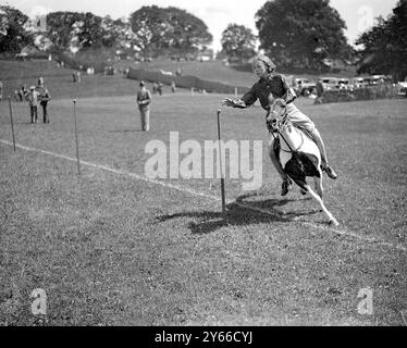 Haywards Heath Horticultural Society's Summer Show, Victoria Park, Haywards Heath, Sussex. Mlle Peggy Allec chevauchant son poney Wildfire, ramasse une pomme de terre sur le pieu pendant la course de pommes de terre. 9 juillet 1936 Banque D'Images