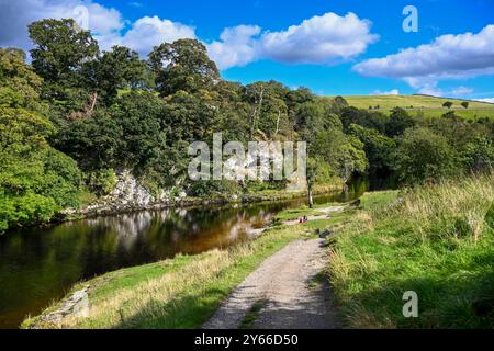 River Wharfe Burnsall L'un des plus beaux villages de Wharfedale, Burnsall est entouré d'un cercle spectaculaire de fesses. Banque D'Images