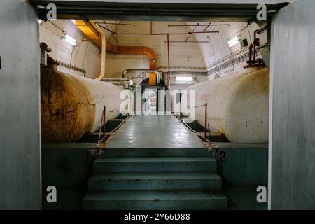 Vue de réservoirs de carburant massifs à l'intérieur du bunker Titos à Konjic Yougoslavie, Bosnie-Herzégovine. Cette installation de l'époque de la Guerre froide a été construite comme un abri nucléaire Banque D'Images