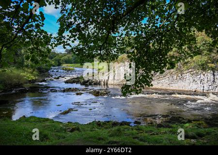 River Wharfe Burnsall L'un des plus beaux villages de Wharfedale, Burnsall est entouré d'un cercle spectaculaire de fesses. Banque D'Images