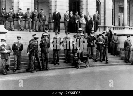 Garde de police à la Cour suprême de Pretoria, en Afrique du Sud, où Nelson Mandela a été condamné à la prison à vie. 13 juin 1964. Banque D'Images