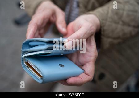 Berlin, Allemagne. 24 septembre 2024. Un pensionné tient un sac à main. Crédit : Alicia Windzio/dpa/Alamy Live News Banque D'Images