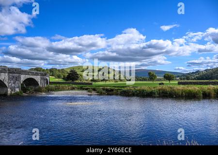 Burnsall L'un des plus beaux villages de Wharfedale, Burnsall se trouve sur un virage de la rivière Wharfe entouré par un cercle spectaculaire de fesses. Banque D'Images