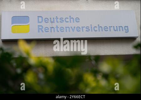 Berlin, Allemagne. 24 septembre 2024. Il y a un panneau à l'entrée du bâtiment de l'assurance pension allemande. Crédit : Alicia Windzio/dpa/Alamy Live News Banque D'Images