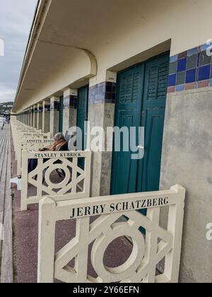 Les célèbres cabines de plage de la promenade des planches à Deauville, Normandie, France Banque D'Images