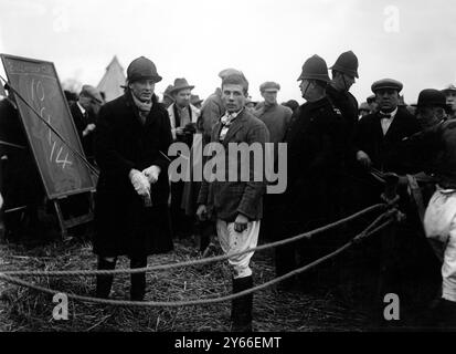 Oxford University point-à-point à Stratton Audley. Lord Sairdale (à gauche) et le Hon.H.R.Grosvenor qui ont terminé 1er et 2e de la Coupe Bullingdon. Mars 1925 Banque D'Images