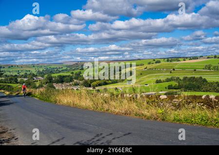 Burnsall L'un des plus beaux villages de Wharfedale, Burnsall se trouve sur un virage de la rivière Wharfe entouré par un cercle spectaculaire de fesses. Banque D'Images