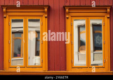 Tromsoe centre-ville et port, lors d'un matin ensoleillé de printemps, Norvège Banque D'Images