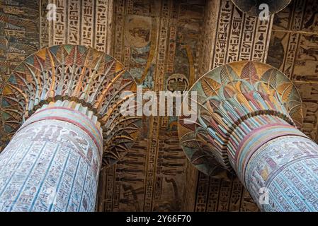 Sculptures de peinture colorées hiéroglypiques sur le mur de colonne à l'ancien temple égyptien de Khnum dans Esna Egypte avec une décoration ornée Banque D'Images