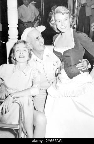 Un trio heureux aux Paramount Studios Marlene Dietrich, le réalisateur George Marshal et la chanteuse Rosemary Clooney (à gauche) se réunissent entre les scènes juin 1953 Banque D'Images