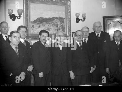 (De gauche à droite) Dr J. T. Christie, M. Geoffrey Harmsworth, Sir Howard Florey, Dr Chain, Sir Alexander Fleming, Lord Horder, Sir Harold Harmsworth, Dr Phillip Hamill et Dr Mervyn Godon Banque D'Images