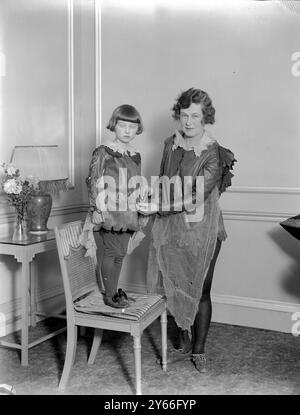 L'ancien et le nouveau Peter Pan Miss Pauline Chase avec sa petite fille Ann qui était le Peter Pan du Parti qui a eu lieu à Claridges Hôtel à l'aide des maisons du Dr Barnardo le 3 janvier 1924 Banque D'Images