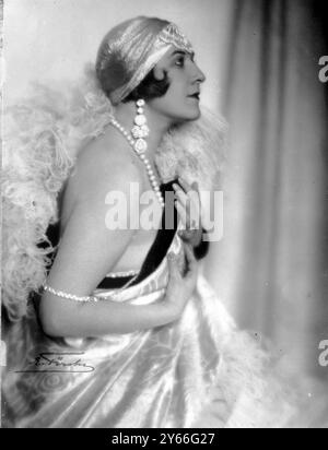 Mlle Regine Bouet actrice devient religieuse le 19 juin 1926 Banque D'Images