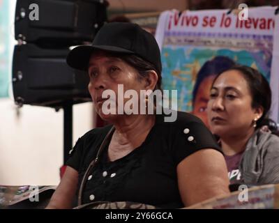 La communauté de résistance Otomi qui vit au CDMX reçoit à la Maison Samir Flores (anciennement Institut National des peuples indigènes), les pères et les mères des élèves disparus il y a 10 ans à Ayotzinapa, Guerrero ; cette « rencontre de douleur et de rage » est organisée pour manifester leur soutien et réclamer justice dans le cadre du dixième anniversaire de la disparition forcée des 43 élèves de l’école normale Raul Isidro Burgos. Le président d’Andres Manuel Lopez Obrador a promis de rendre justice et de fournir une réponse sur le lieu où se trouvent les 43 jeunes; Banque D'Images