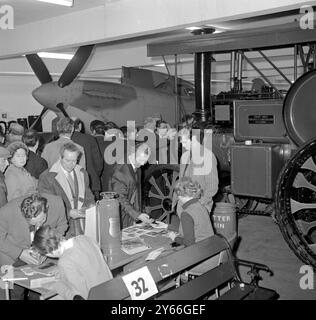 Les foules affluent autour des expositions qui sont passées sous le marteau lors d'une vente par Christies dont le Supermarine Spitfire Andover Hants le 22 février 1969 Banque D'Images