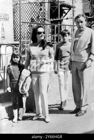 Cap Ferrat Côte d'Azur Liz Taylor et Richard Burton flânent dans la mode touristique à travers la station balnéaire avec la fille d'Elizabeths Maria (6) et le fils Christopher 13 avril 1967 Banque D'Images