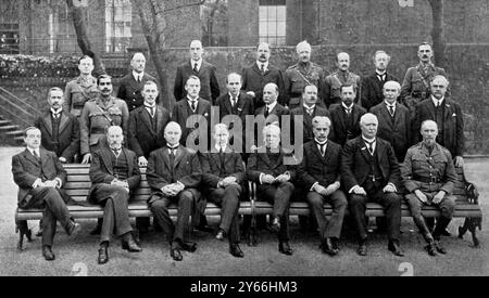 Après une réunion du Cabinet impérial de guerre, Un groupe dans le jardin du n ° 10 Downing Street, la résidence du premier ministre. Première rangée de gauche à droite M. Arthur Henderson, Lord Milner, Lord Curzon, M. Bonar Law, M. Lloyd George, Sir Robert Borden, M. W. F. Massey et le général Smuts. Rangée du milieu Sir S. P. Sinha, Sir James Meston, M. Austen Chamberlain, Lord Robert Cecil, M. Walter long, Sir Joseph Ward, , Sir George Perley, M. Robert Rogers et M. J. D. Hazen. Rangée arrière Capt l S Amery MP, amiral Jellicoe, sir Edward Carson, lord Derby, major-général F B Maurice, lieut-colonel sir M Hankey, M. Henry Lambert A. Banque D'Images