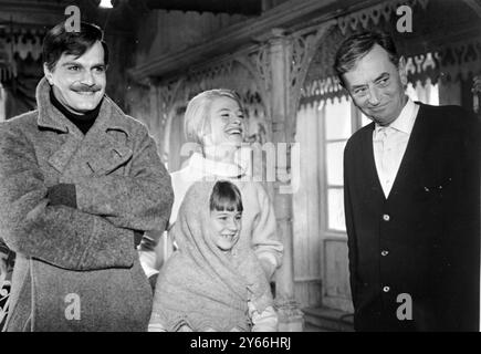 Filmer la dernière scène après plus de deux ans de directeur de production David Lean détend un moment avec des artistes qui ont travaillé dans le film Dr Zhivago 19 octobre 1965 Banque D'Images