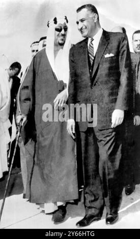 Le Caire : le président de la République arabe Unie Abdul Gamal Nasser (à droite) avec le roi Saoud d'Arabie saoudite (au centre) pour le sommet panarabe. 13 janvier 1964 Banque D'Images